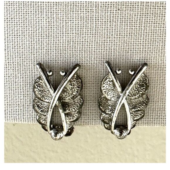Sarah Coventry vintage silver tone clip on earrings - Picture 4 of 9